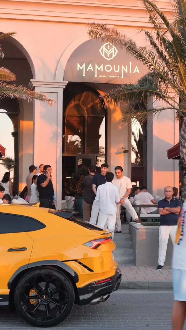 Qürubda Marina Village arkadası altında MAMOUNIA-ya giriş