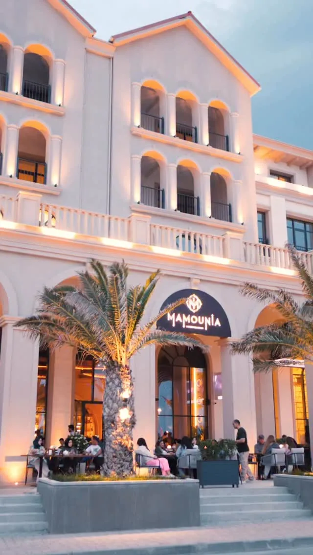 Фасад Marina Village вечером, внизу — терраса MAMOUNIA