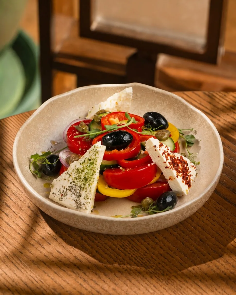 Pendir və zeytunlu yunan salatı