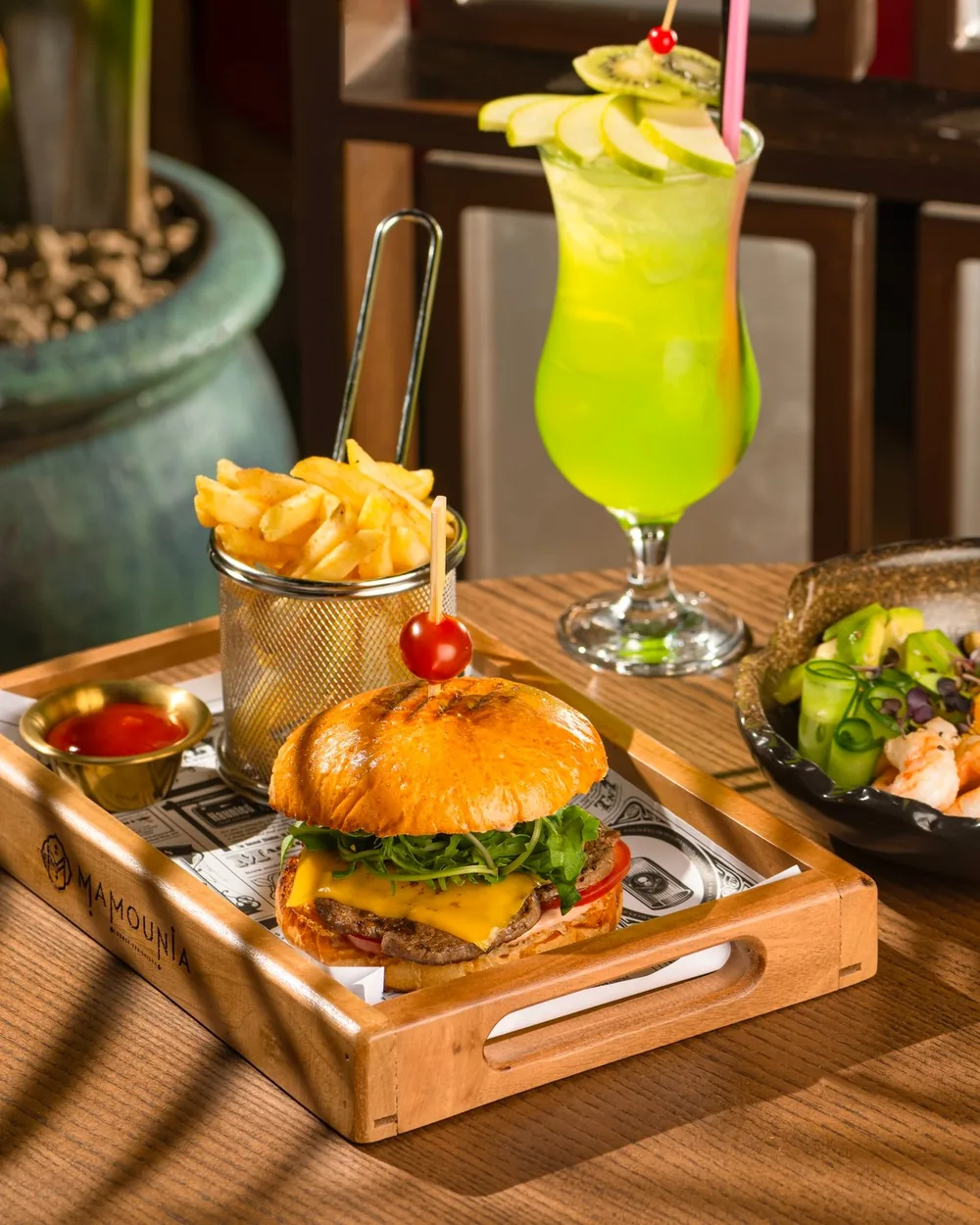 Burger və yaşıl limonad
